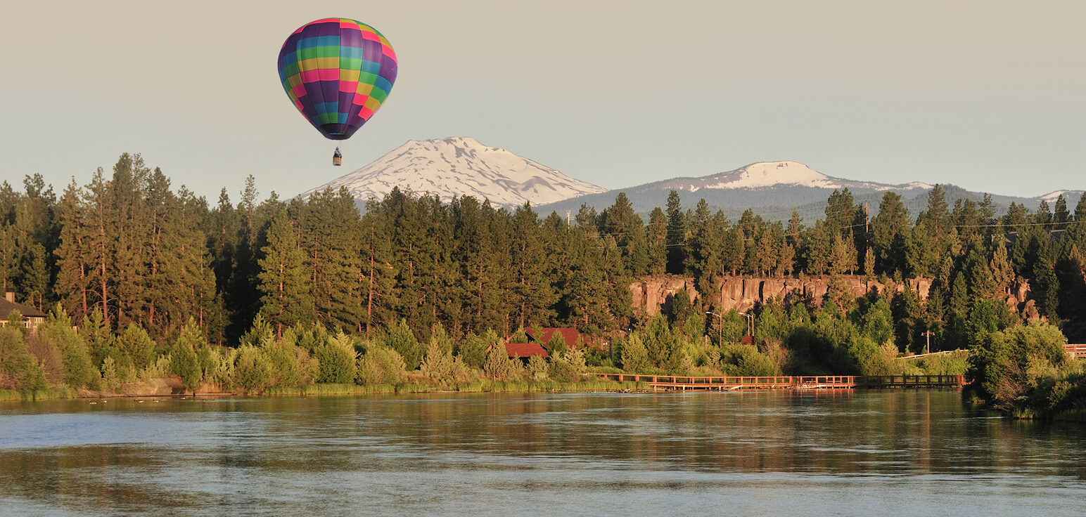 Hot air balloon over Bend