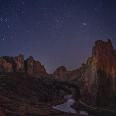 A beautiful dark sky with stars and mountains in Oregon.