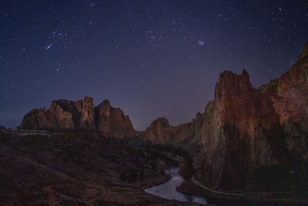 A beautiful dark sky with stars and mountains in Oregon.